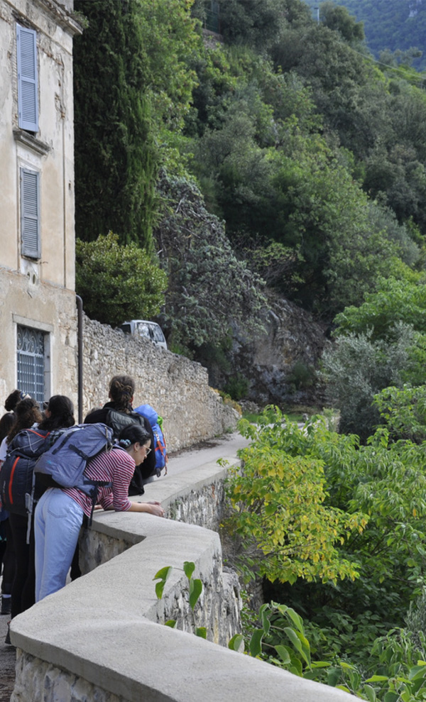 Ragazzi in cammino nel borgo